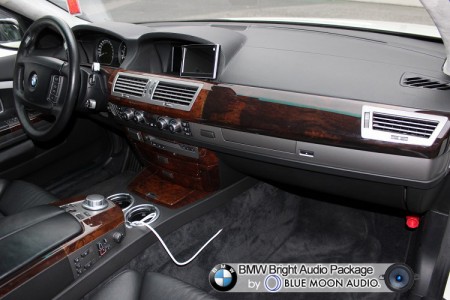 BMW760(E65)のスピーカー交換の様子です
