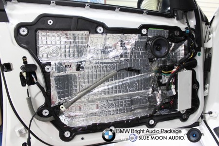 BMW760(E65)のスピーカー交換の様子です