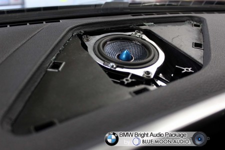 BMW6シリーズ(640i)のセンタースピーカー交換の様子です