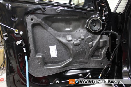 BMW218dのスピーカー交換作業の様子です
