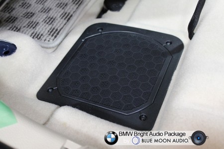 BMW 2シリーズF45・F46のスピーカー(ウーファー)交換の様子です。