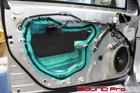 CT200hのプロセッサーアンプ搭載とスピーカー交換の様子です