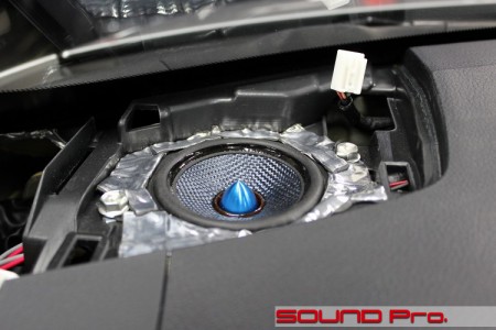 CT200hのスピーカー交換の様子です