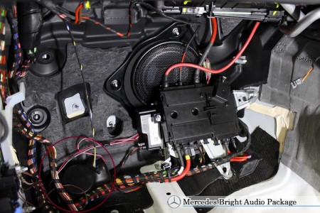 ÇクラスC220dのスピーカー交換の様子です。